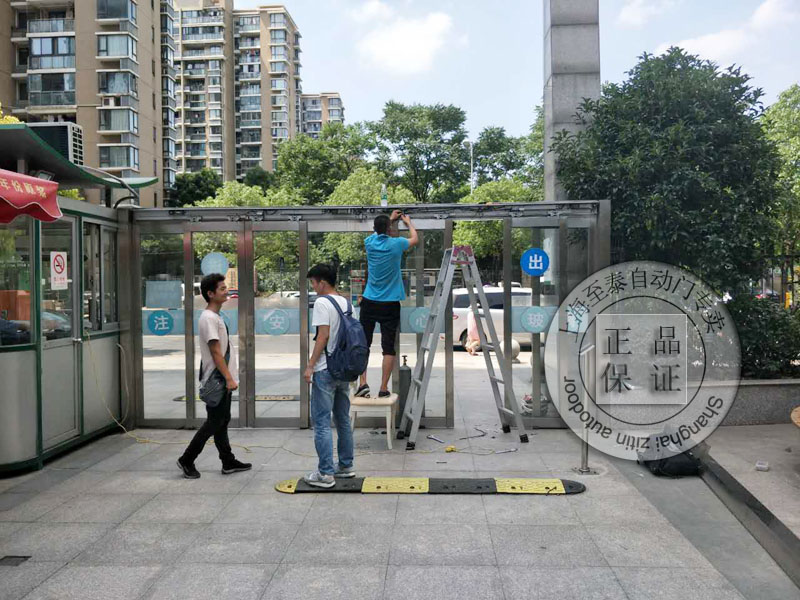 Panasonic automatic door track and roller maintenance on site